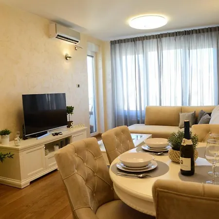 Tesla 70 Apartment With Secure Parking In The Garage Novi Sad Exterior photo