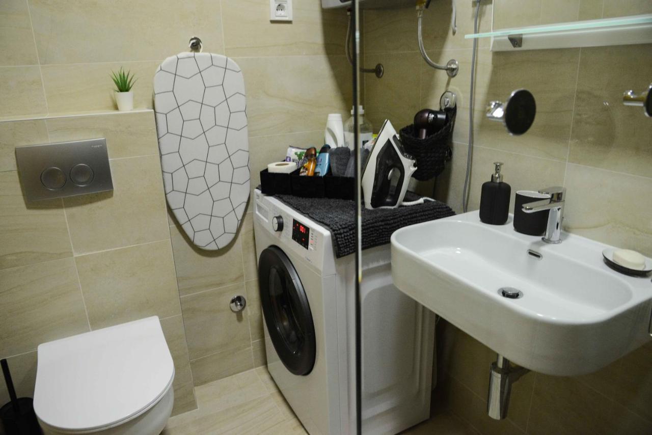 Tesla 70 With Secure Parking In The Garage Apartman Novi Sad